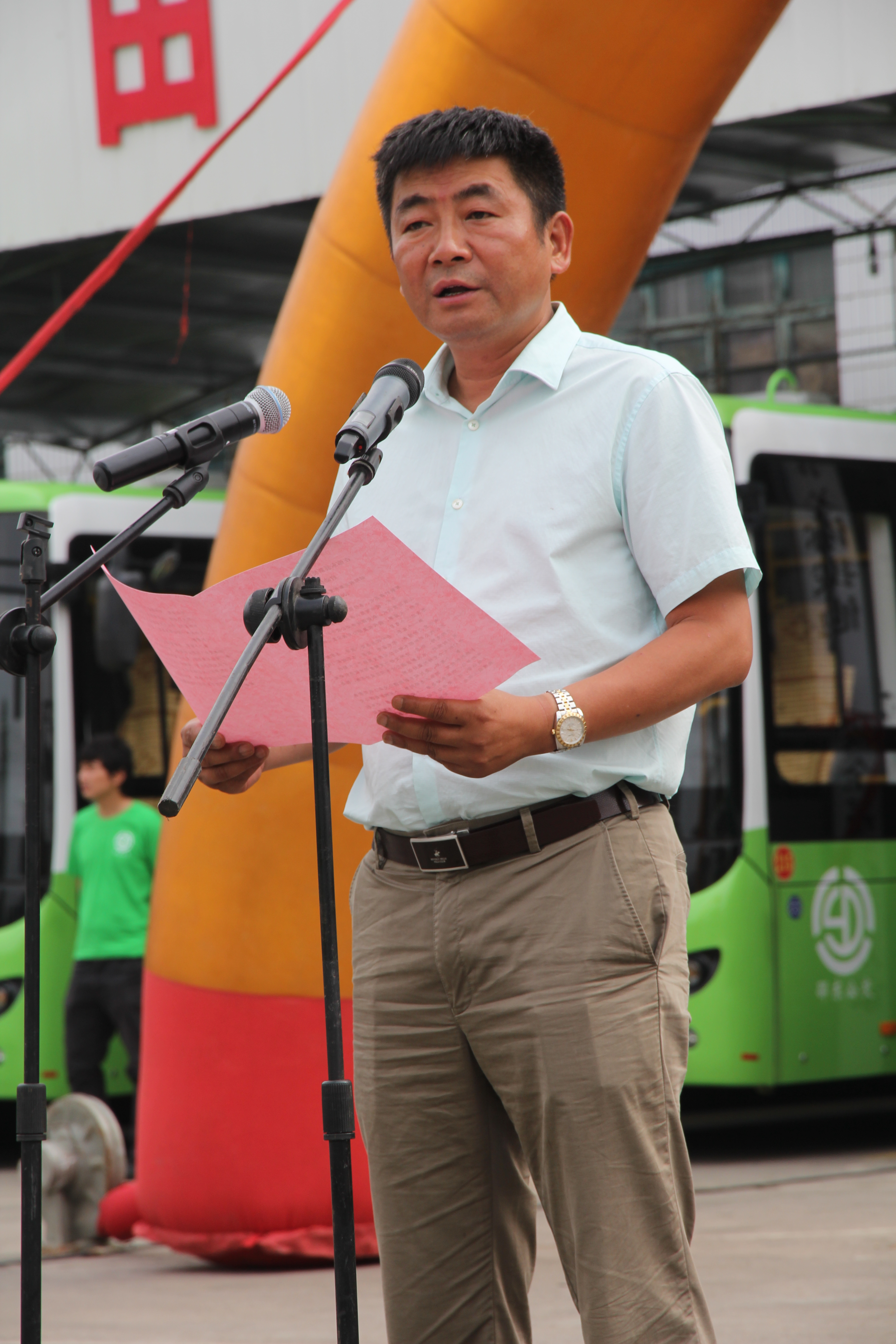 圖為純電動公交車整裝待發(fā)。圖為市民在試乘純電動公交車